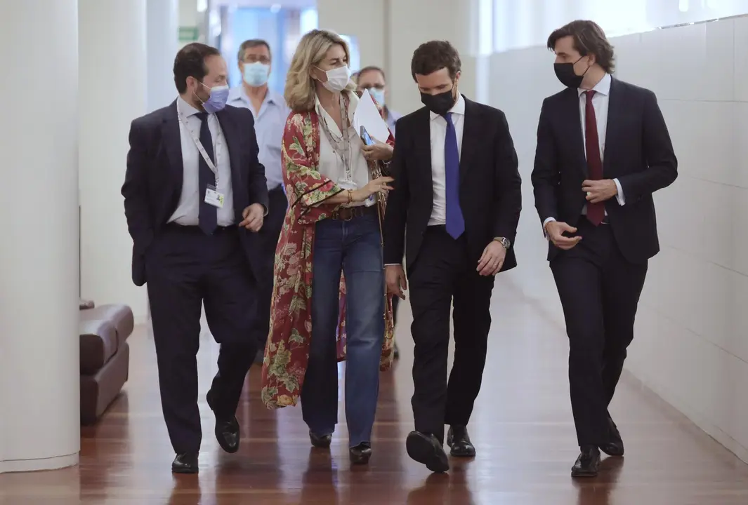 El presidente de PP, Pablo Casado, junto al vicesecretario de Comunicaci&oacute;n del PP, Pablo Montesinos, y varios miembros de su equipo a su llegada a una reuni&oacute;n del Grupo Popular en el Congreso. En Madrid, a 21 de junio de 2021.