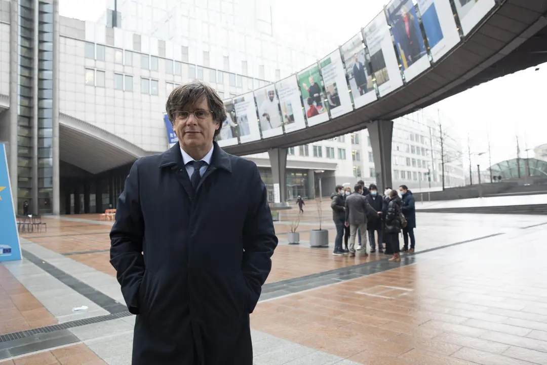 Archivo - El expresidente de la Generalitat, Carles Puigdemont, frente al Parlamento Europeo, en Bruselas (B&eacute;lgica), a 9 de marzo de 2021. ARCHIVO.