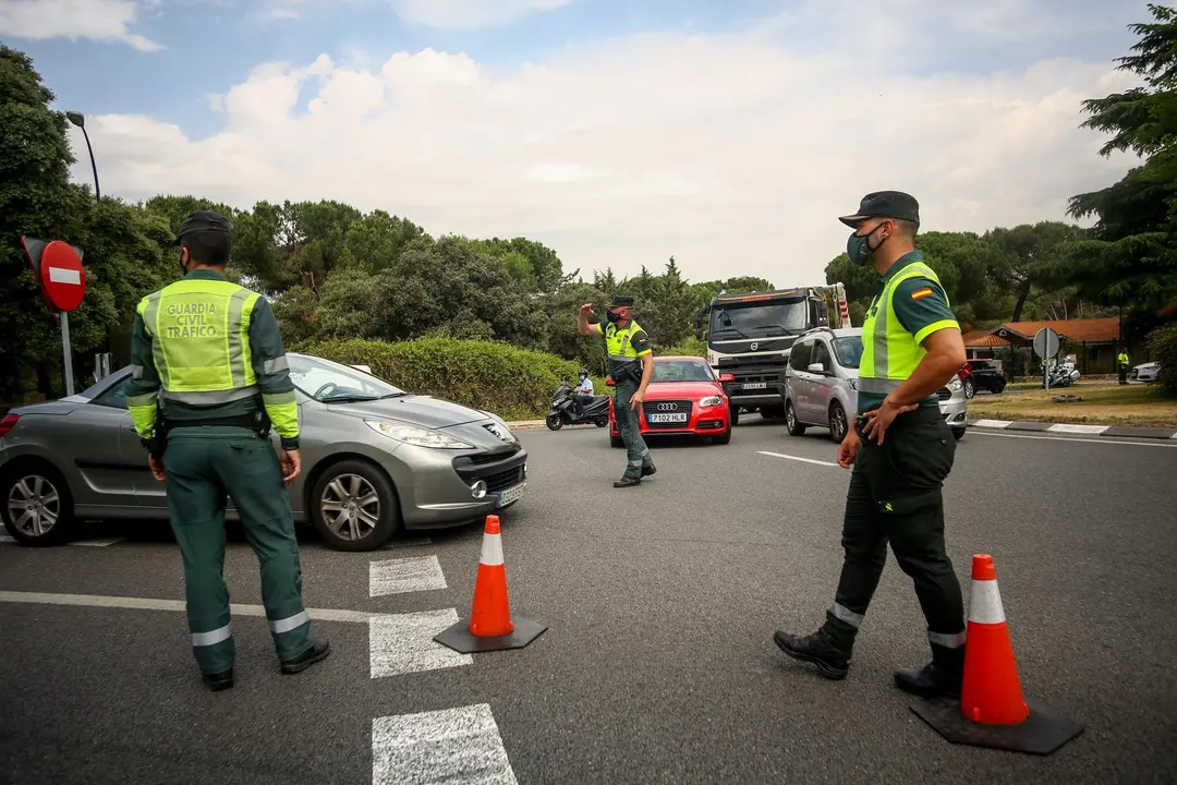 Varios polic&iacute;as paran a los coches para someter a pruebas de control de consumo de drogas y alcohol a los conductores durante la presentaci&oacute;n de una nueva campa&ntilde;a de la DGT, a 16 de junio de 2021, en Pozuelo de Alarc&oacute;n, Madrid (Espa&ntilde;a). Con la nueva campa