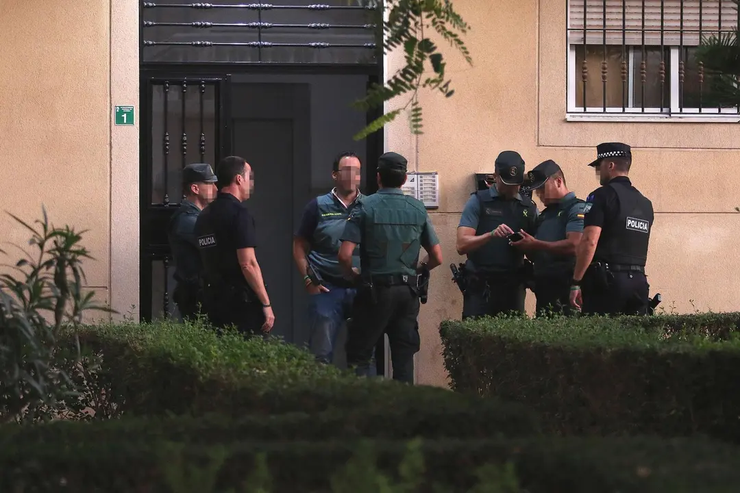  La Guardia Civil registra el domicilio de una mujer de 38 a&ntilde;os y nacionalidad espa&ntilde;ola detenida como presunta autora de la muerte de su hijo de siete a&ntilde;os edad, cuyo cuerpo transportaba en el interior de su veh&iacute;culo cuando ha sido detenida por los agentes de la Guardia Civil. En la calle R&iacute;o Tajo en el Hu&eacute;rcal de Almer&iacute;a, a 10 de octubre de 2019.
