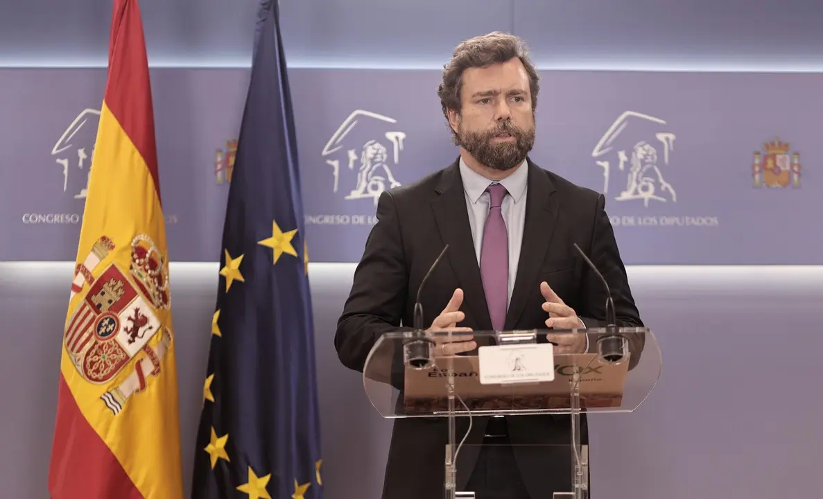 El portavoz de Vox en el Congreso, Iv&aacute;n Espinosa de los Monteros, interviene en una rueda de prensa en el Congreso.