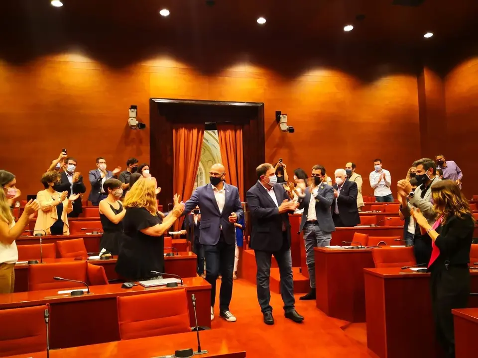 El l&iacute;der de ERC indultado, Oriol Junqueras, y el exconseller republicano indultado, Ra&uuml;l Romeva, son recibidos con aplausos por el grupo de ERC en el Parlament