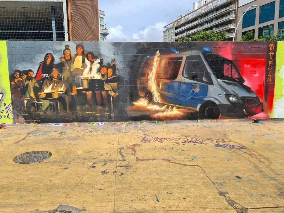 El mural que han borrado este martes el sindicato Csif y que recrea la quema de un furg&oacute;n de la Guardia Urbana.