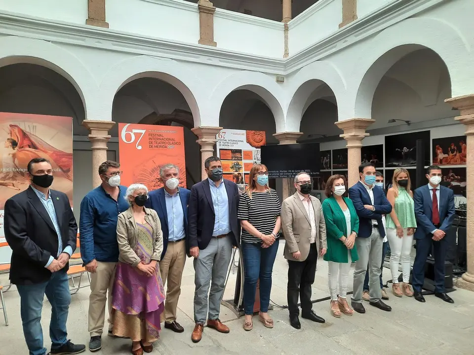 Autoridades en la presentaci&oacute;n de las medidas de accesibilidad dentro del 67&ordm; Festival de Teatro de M&eacute;rida