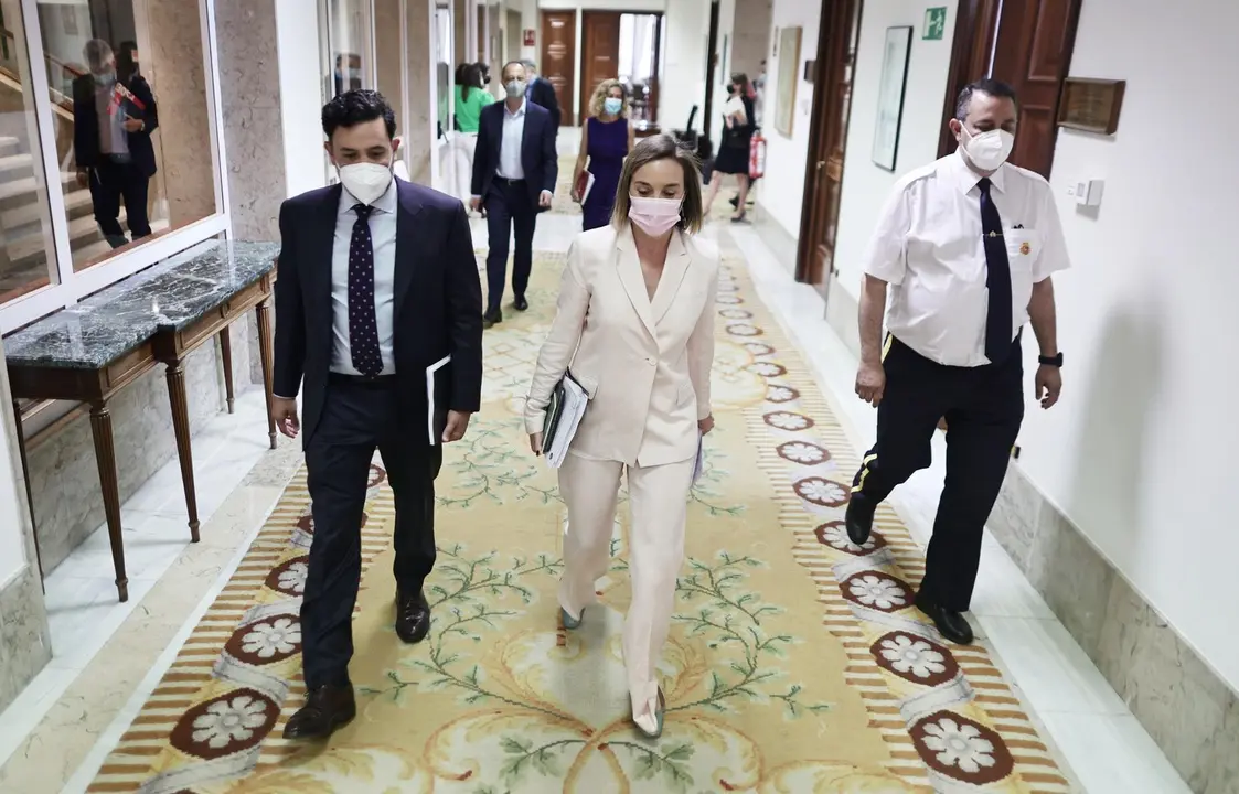 La portavoz del Grupo Popular en el Congreso, Cuca Gamarra (c), se dirige a una rueda de prensa en el Congreso