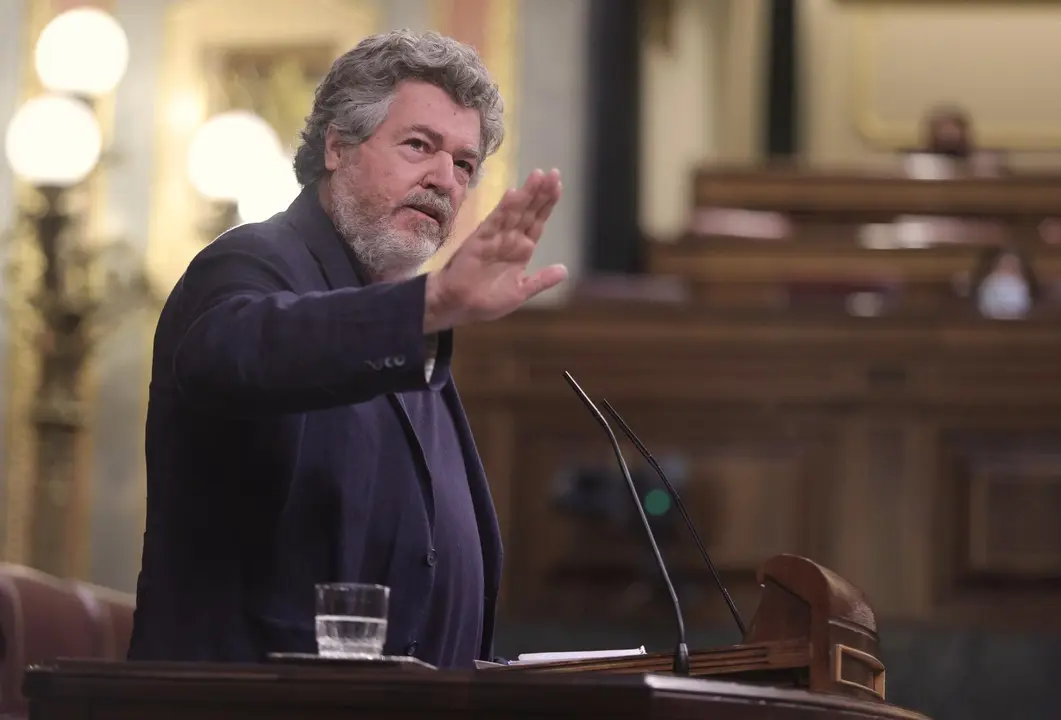 El diputado de Unidas Podemos, Juan Antonio L&oacute;pez de Uralde, interviene en una sesi&oacute;n de control al Gobierno en el Congreso de los Diputados, a 23 de junio de 2021, en Madrid, (Espa&ntilde;a). El pleno de este martes gira en torno a los indultos a los presos del