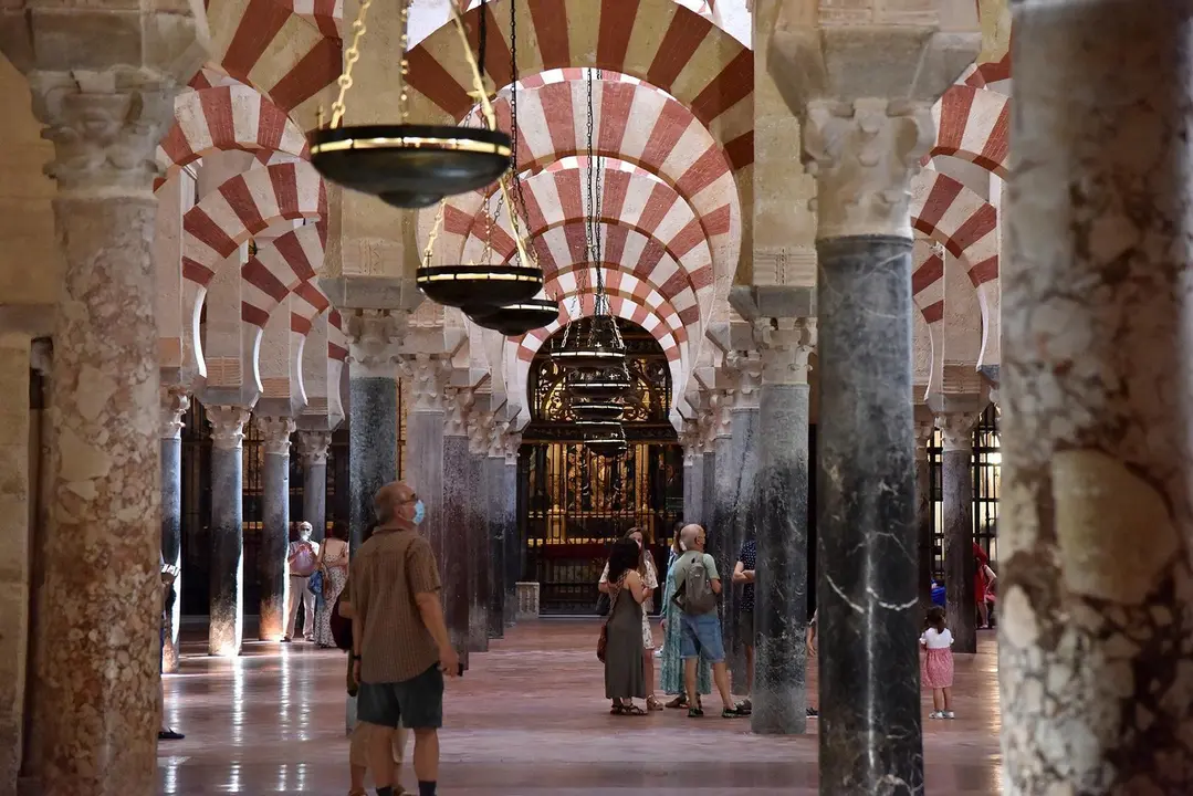 Archivo - Turistas en el interior de la Mezquita-Catedral de C&oacute;rdoba.