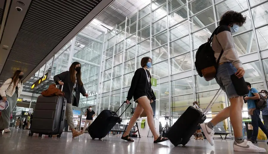 J&oacute;venes evitan a la prensa tras realizar un cribado por parte de la Xunta, en el aeropuerto de Lavacolla, a su llegada a Santiago procedentes de Mallorca. Del resultado de este cribado a 90 j&oacute;venes depender&aacute;n las restricciones que el comit&eacute; cl&iacute;nico pueda aplicar sobre Pontevedra, localidad de donde proceden la mayor&iacute;a de estos j&oacute;venes. EFE/Lavandeira jr