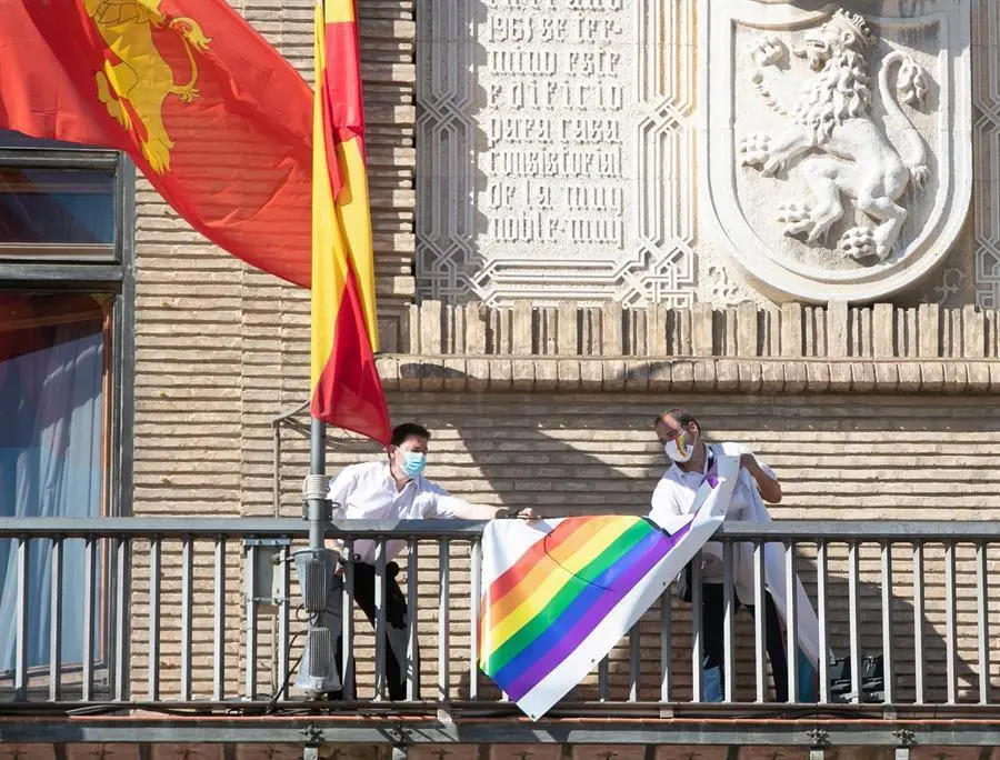 Trabajadores del Ayuntamiento de Zaragoza retiran la pancarta LGTB que hab&iacute;a sido colocada esta ma&ntilde;ana en el balc&oacute;n del consistorio despu&eacute;s de que el Juzgado de los Contencioso Administrativo n&ordm; 3 de Zaragoza haya ordenado al Ayuntamiento retirarla tras estimar la medida cautelar&iacute;sima interpuesta por la Asociaci&oacute;n de Abogados Cristianos contra la iniciativa municipal. EFE/ Javier Cebollada