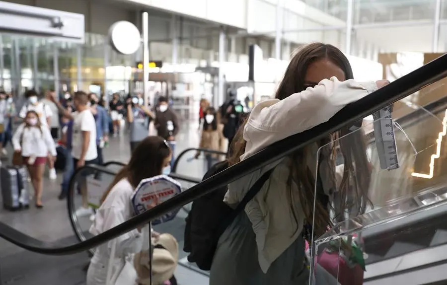 J&oacute;venes evitan a la prensa tras realizar un cribado por parte de la Xunta, en el aeropuerto de Lavacolla, a su llegada a Santiago procedentes de Mallorca. Del resultado de este cribado a 90 j&oacute;venes depender&aacute;n las restricciones que el comit&eacute; cl&iacute;nico pueda aplicar sobre Pontevedra, localidad de donde proceden la mayor&iacute;a de estos j&oacute;venes. EFE/Lavandeira jr