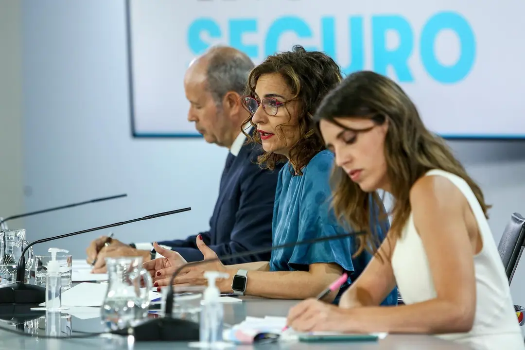 (I-D) El ministro de Justicia, Juan Carlos Campo; la ministra Portavoz, Mar&iacute;a Jes&uacute;s Montero; y la ministra de Igualdad, Irene Montero, comparecen tras la reuni&oacute;n del Consejo de Ministros en Moncloa, a 29 de junio de 2021, en Madrid (Espa&ntilde;a). El Gobierno h