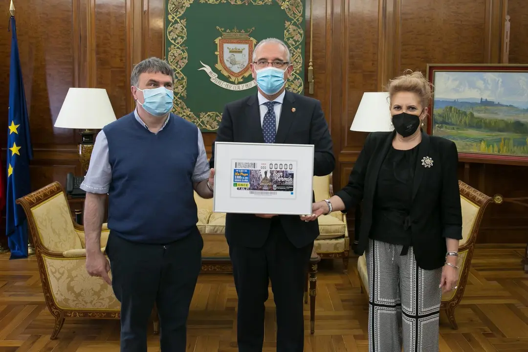 Valent&iacute;n Fort&uacute;n, Enrique Maya y Pilar Herrero con el cup&oacute;n de la ONCE dedicado a San Ferm&iacute;n