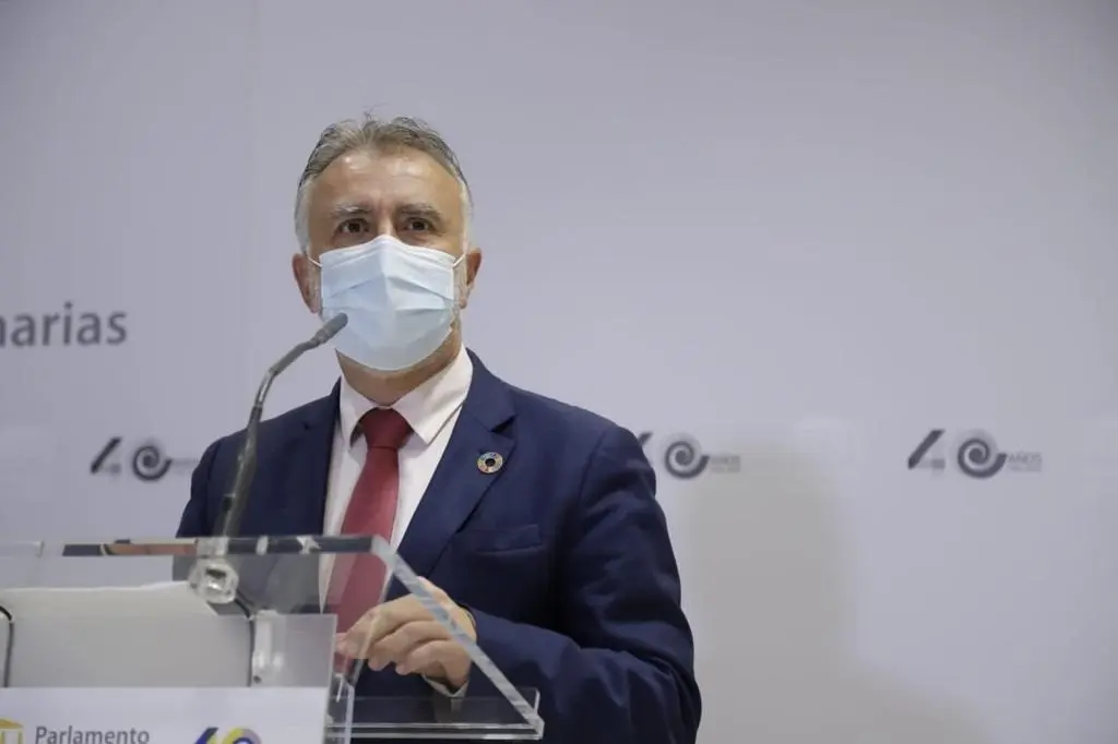 Archivo - El presidente de Canarias, &Aacute;ngel V&iacute;ctor Torres, en rueda de prensa