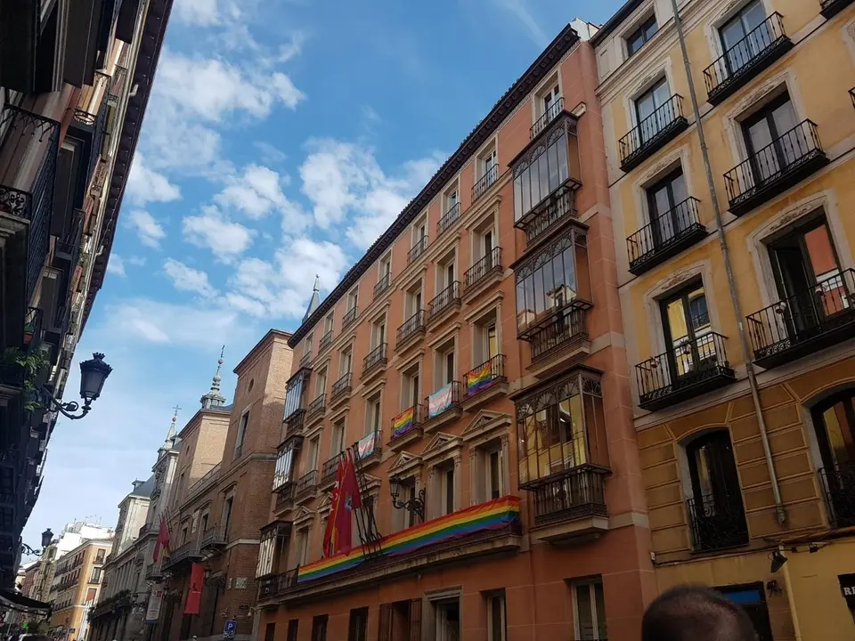 Archivo - Balcones de M&aacute;s Madrid en el edificio de grupos con bandera LGTB y trans