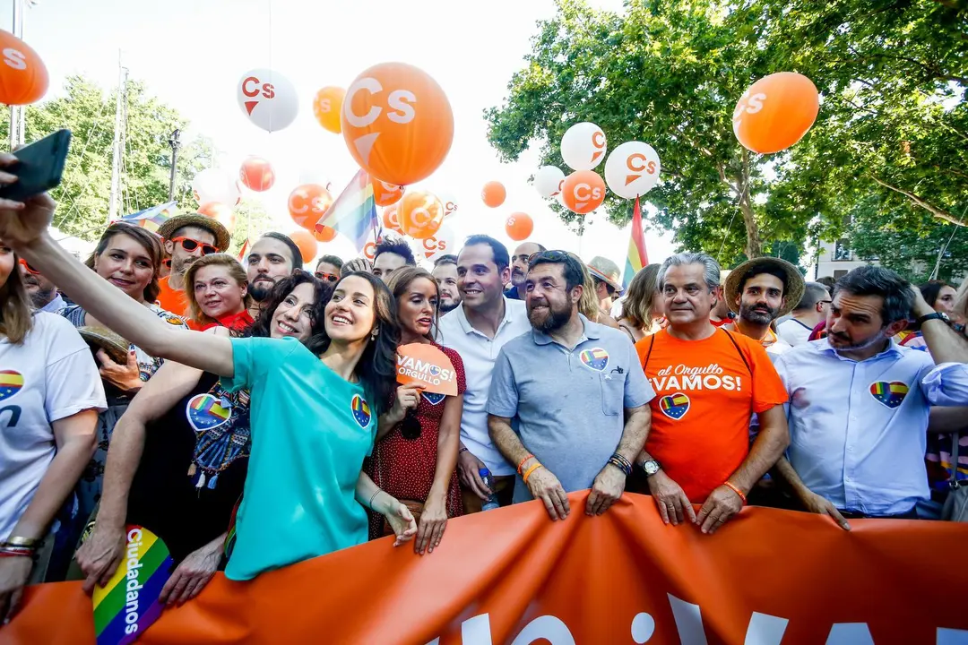Archivo - La presidenta de Ciudadanos, In&eacute;s Arrimadas, y otros cargos del partido en la manifestaci&oacute;n del Orgullo LGTBI celebrada en Madrid en 2019.