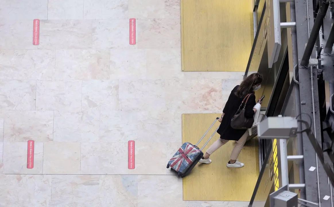 Archivo - Una pasajera en la terminal T4 del Aeropuerto Adolfo Su&aacute;rez - Madrid Barajas