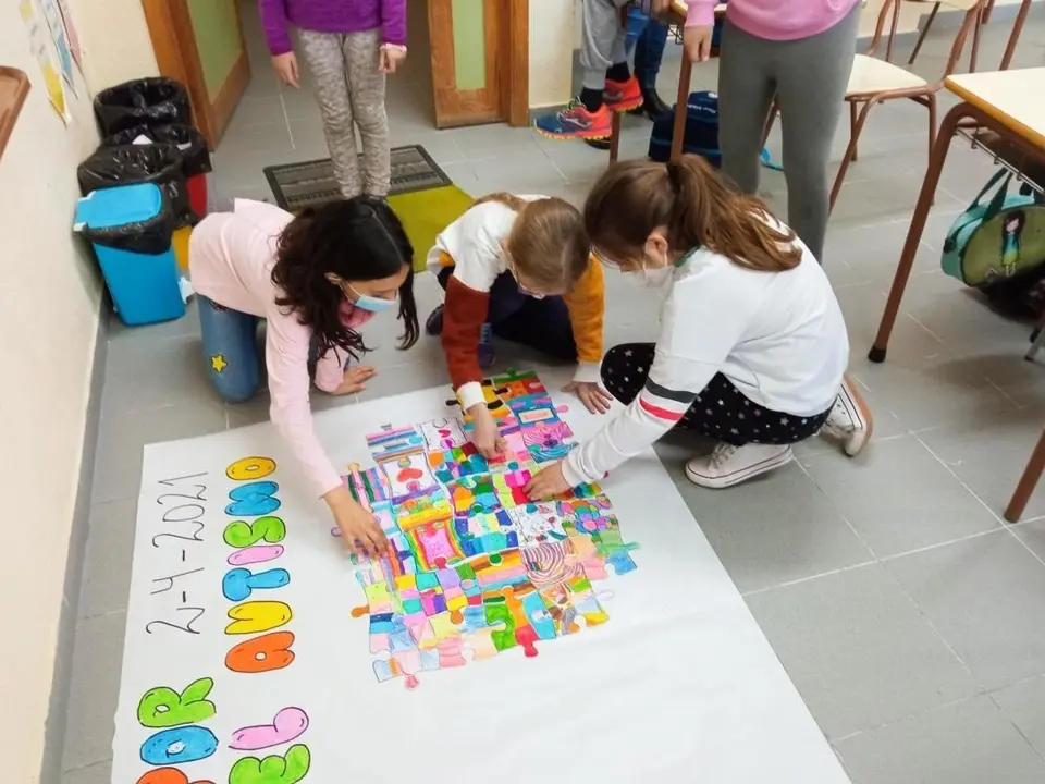 Archivo - Centros educativos de Castilla-La Mancha en la iniciativa 'Piezas por el autismo'.