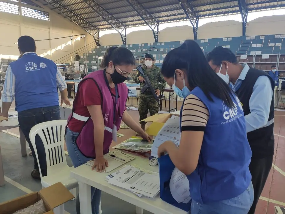 Archivo - Recuento de las elecciones en Ecuador.