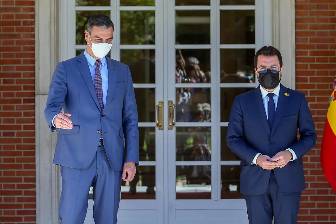 El presidente del Gobierno, Pedro S&aacute;nchez (i), recibe en el Palacio de la Moncloa al president de la Generalitat de Catalunya, Pere Aragon&egrave;s, a 29 de junio de 2021, en Madrid (Espa&ntilde;a). Ambos mandatarios se re&uacute;nen hoy por primera vez para sentar las bases 