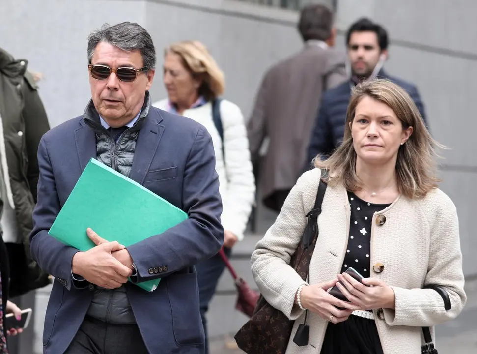 Archivo - El expresidente madrile&ntilde;o Ignacio Gonz&aacute;lez sale de la Audiencia Nacional tras testificar el primero en relaci&oacute;n a la presunta financiaci&oacute;n ilegal del PP en el caso P&uacute;nica, en Madrid (Espa&ntilde;a), a 17 de octubre de 2019.