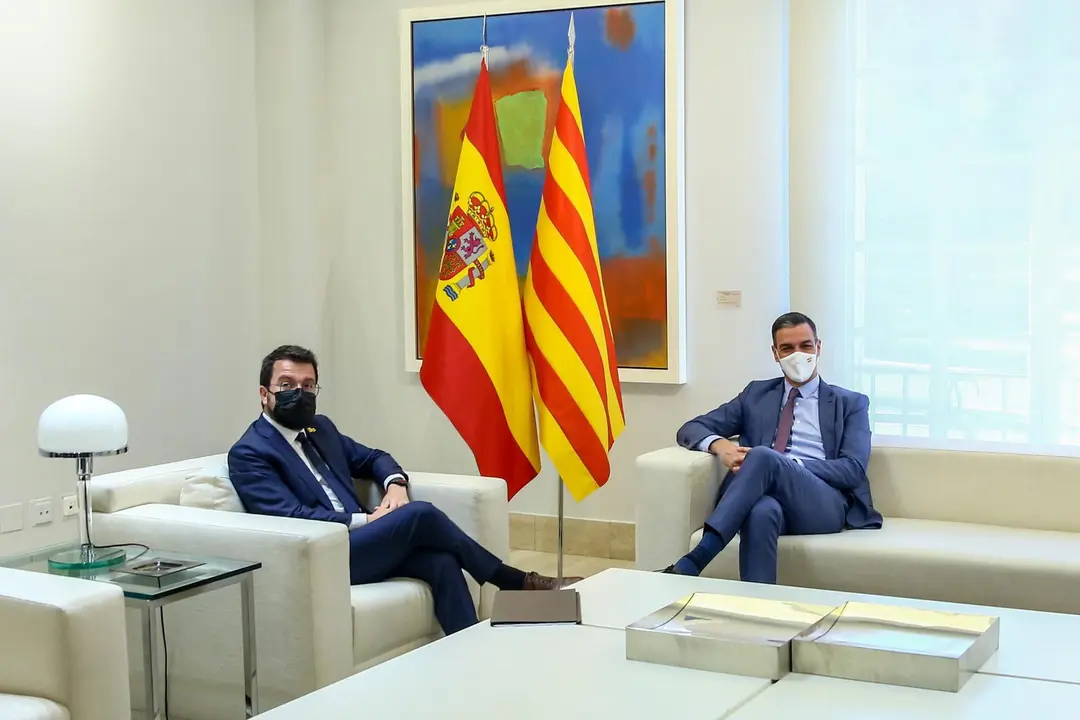 El presidente del Gobierno, Pedro S&aacute;nchez (d); y el president de la Generalitat de Catalunya, Pere Aragon&egrave;s, durante una reuni&oacute;n en el Palacio de la Moncloa, a 29 de junio de 2021, en Madrid (Espa&ntilde;a).  