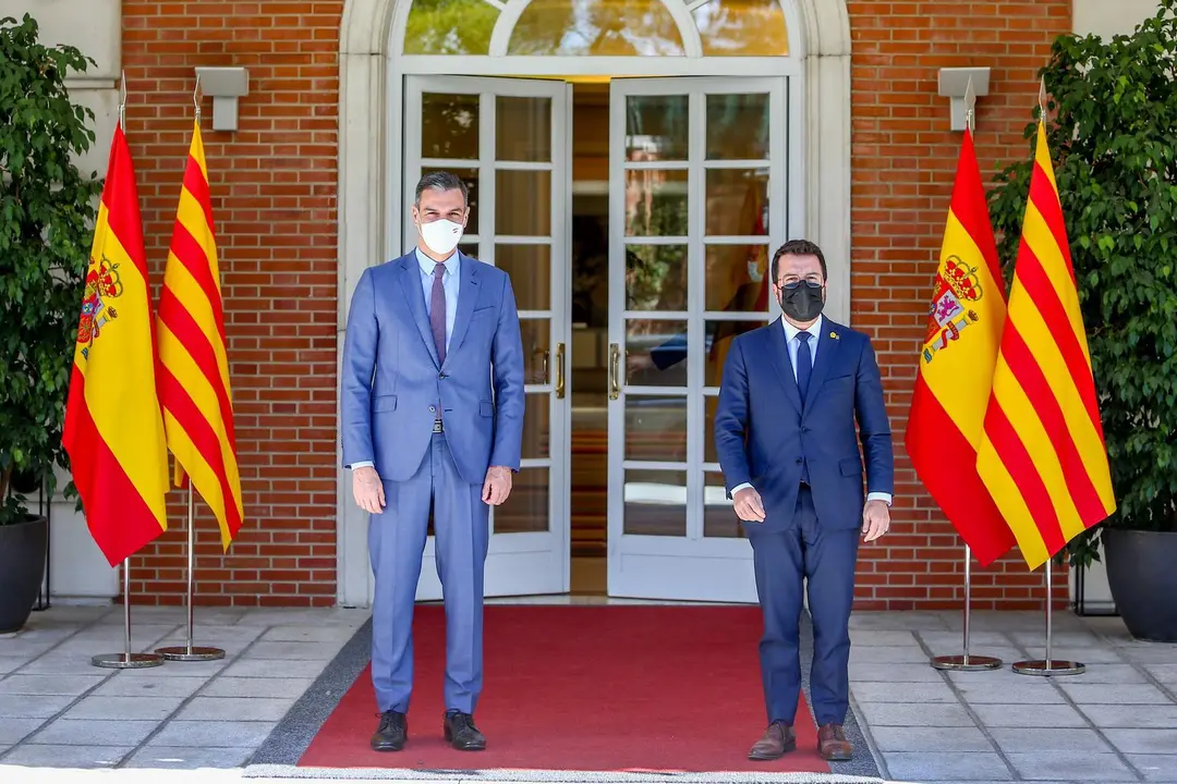 El presidente del Gobierno, Pedro S&aacute;nchez (i), recibe en el Palacio de la Moncloa al president de la Generalitat de Catalunya, Pere Aragon&egrave;s, a 29 de junio de 2021, en Madrid (Espa&ntilde;a). Ambos mandatarios se re&uacute;nen hoy por primera vez para sentar las bases 