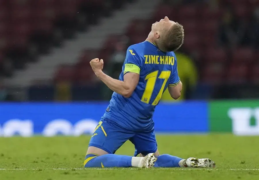 Oleksandr Zinchenko of Ukraine celebrates after the UEFA EURO 2020 round of 16 soccer match between Sweden and Ukraine in Glasgow, Britain, 29 June 2021. (Suecia, Ucrania, Reino Unido) EFE/EPA/Petr Josek
