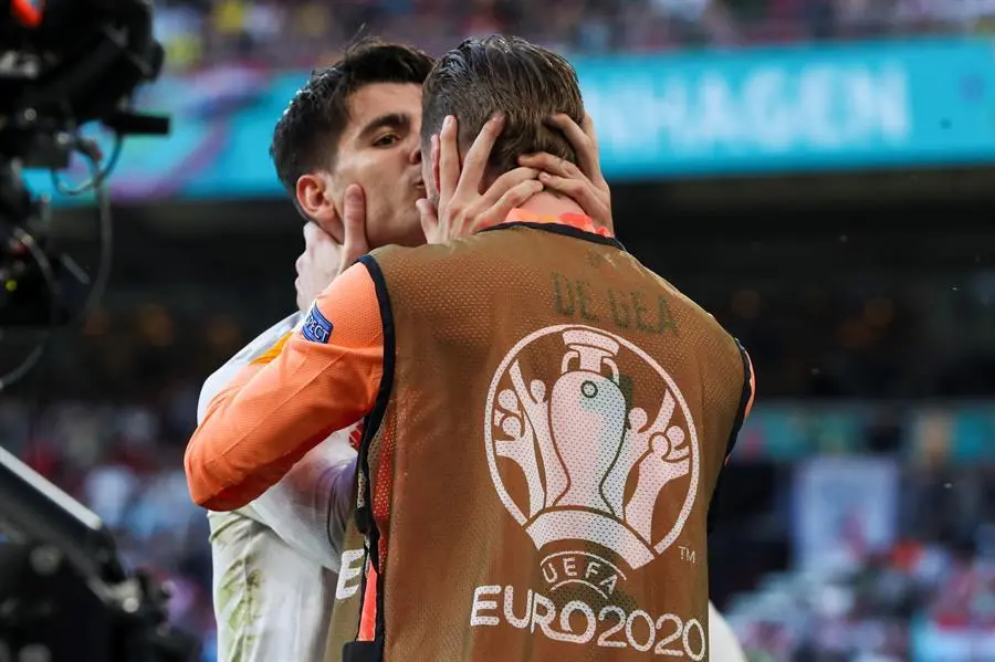 El delantero de Espa&ntilde;a &Aacute;lvaro Morata (i) celebra con su compa&ntilde;ero David de Gea su gol, durante el partido de los octavos de final de la Eurocopa 2020 que las selecciones de Croacia y Espa&ntilde;a disputan hoy en Copenhague, Dinamarca, 28 Junio 2021. EFE/Kiko Huesca