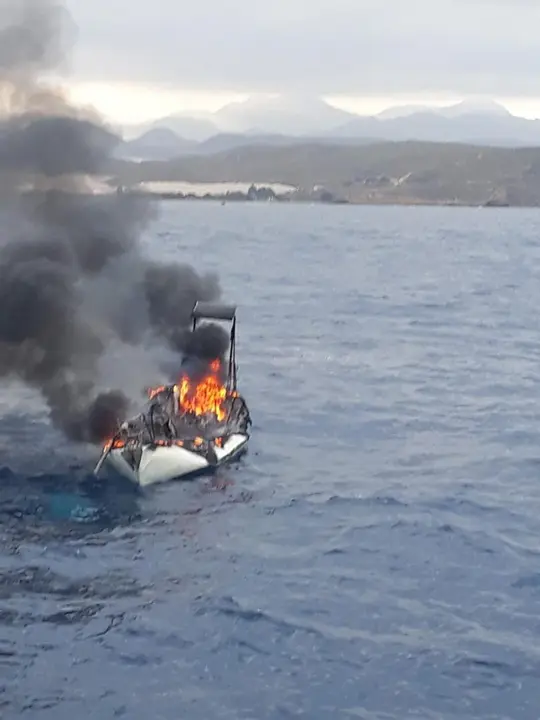 Efectivos del Plan Copla y Salvamento Mar&iacute;timo acuden al incendio de un velero en la playa d Percheles en Mazarr&oacute;n