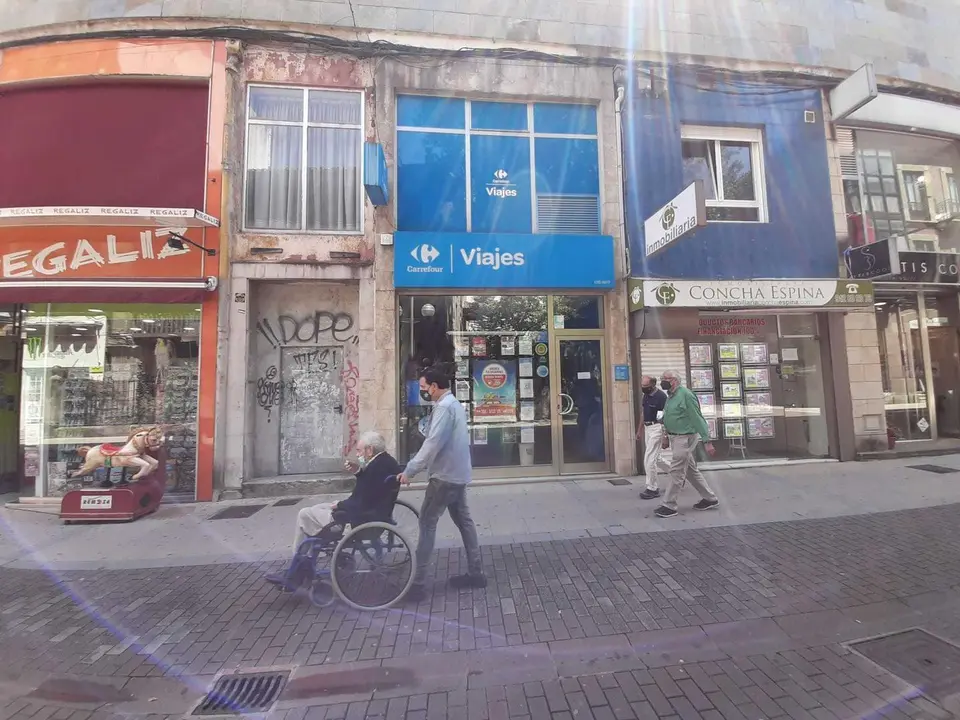 Varias personas con mascarilla transitan por la ciudad de Torrelavega. / S. D&iacute;az