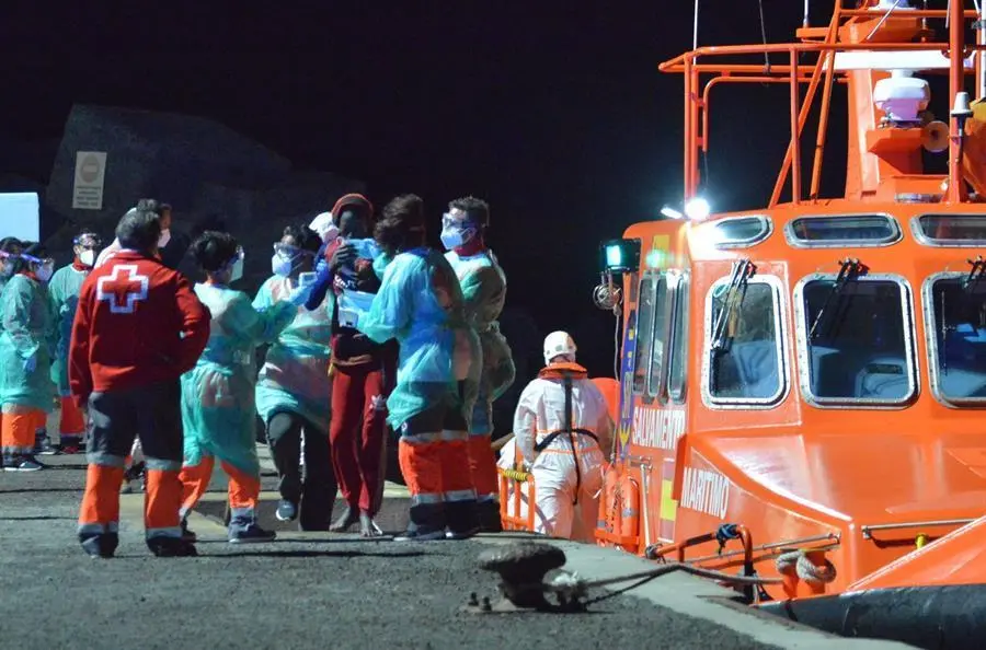 El buque de Salvamento Mar&iacute;timo Salvamar Adhara rescat&oacute; este s&aacute;bado a 38 inmigrantes subsaharianos, 32 hombres, 3 mujeres y 3 menores, que se encontraban a 118 ki&oacute;metros al sur de la isla de el Hierro y que han sido trasladados al puerto de La Restinga, donde fueron atendidos por personal de Cruz Roja y de el Servicio Canario de Salud. EFE/ Gelmert Finol