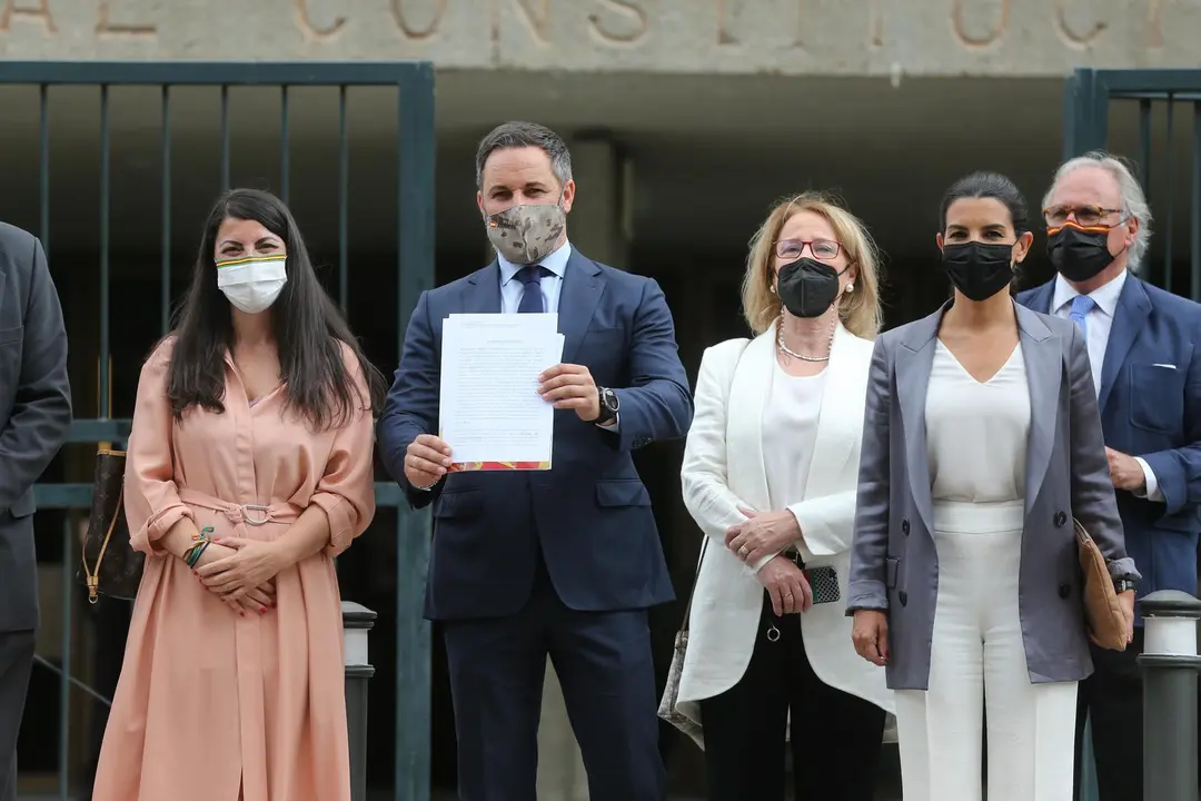 El presidente de Vox, Santiago Abascal, y otros diputados de su partido posan a las puertas del Tribunal Constitucional por el recurso de inconstitucionalidad contra la ley de eutanasia, a 16 de junio de 2021, en Madrid (Espa&ntilde;a).
