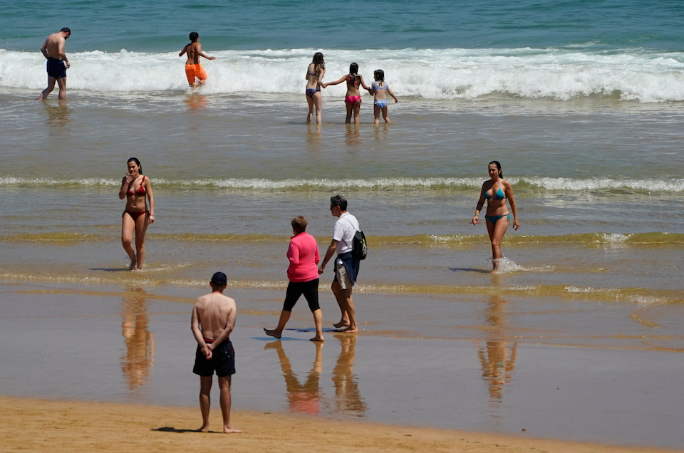 Varios ba&ntilde;istas en la playa del Sardinero en Santander. / HARDY
