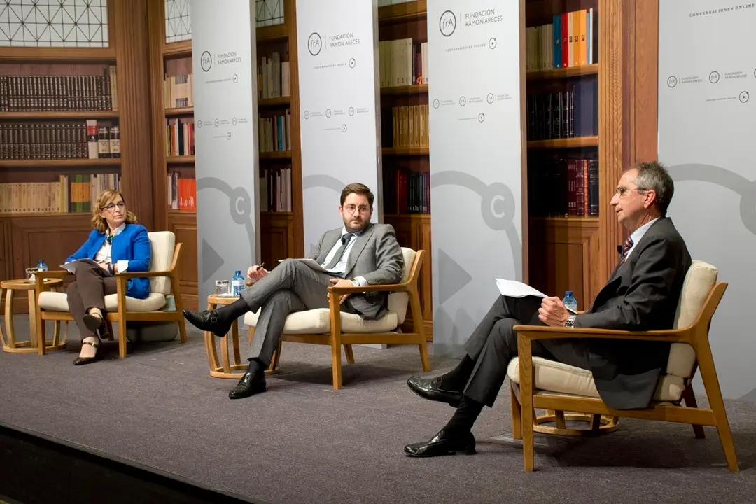 Bel&eacute;n Romana, Manuel Mu&ntilde;iz y Alfonso Novales durante el encuentro