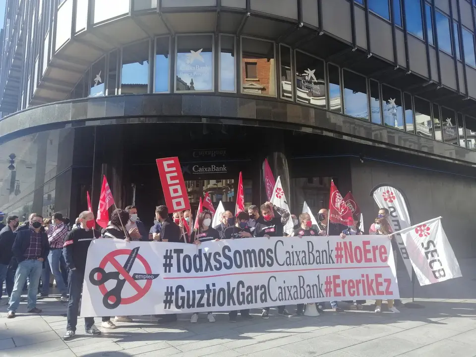 Concentraci&oacute;n de la plantilla de CaixaBank en Pamplona contra el ERE