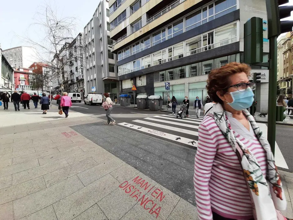 Una persona con mascarilla transita por la ciudad de Santander. / Hardy