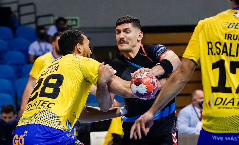 Nicol&aacute;s Zungri, contra la defensa del Bidasoa en la Copa Asobal. / Hardy