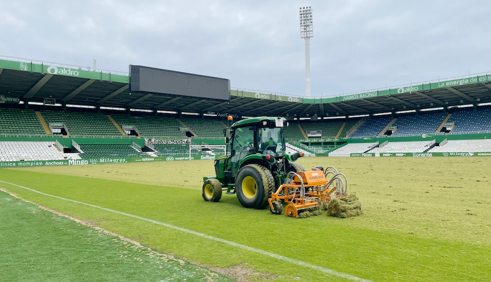 El Racing prepara el c&eacute;sped de El Sardinero para el nuevo curso