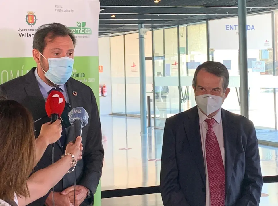 El alcalde de Valladolid, &Oacute;scar Puente, atiende a los medios de comunicaci&oacute;n en presencia del presidente de la FEMP, Abel Caballero.
