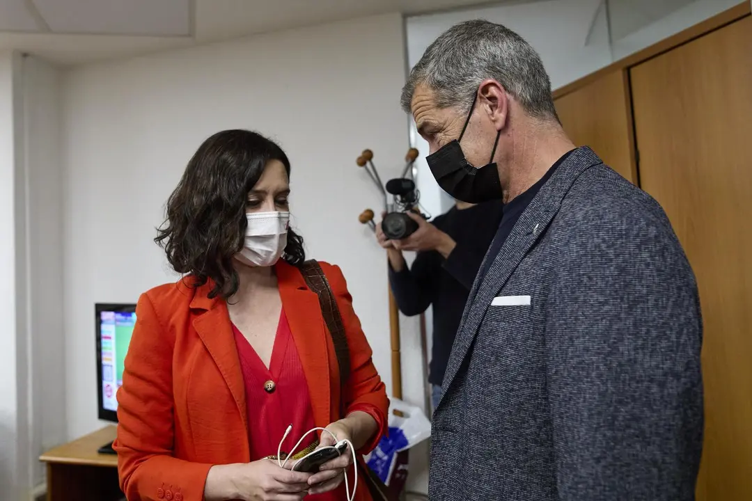 Archivo - La presidenta de la Comunidad de Madrid, Isabel D&iacute;az Ayuso, conversa con el exportavoz de Ciudadanos en las Cortes Valencianas Toni Cant&oacute; 