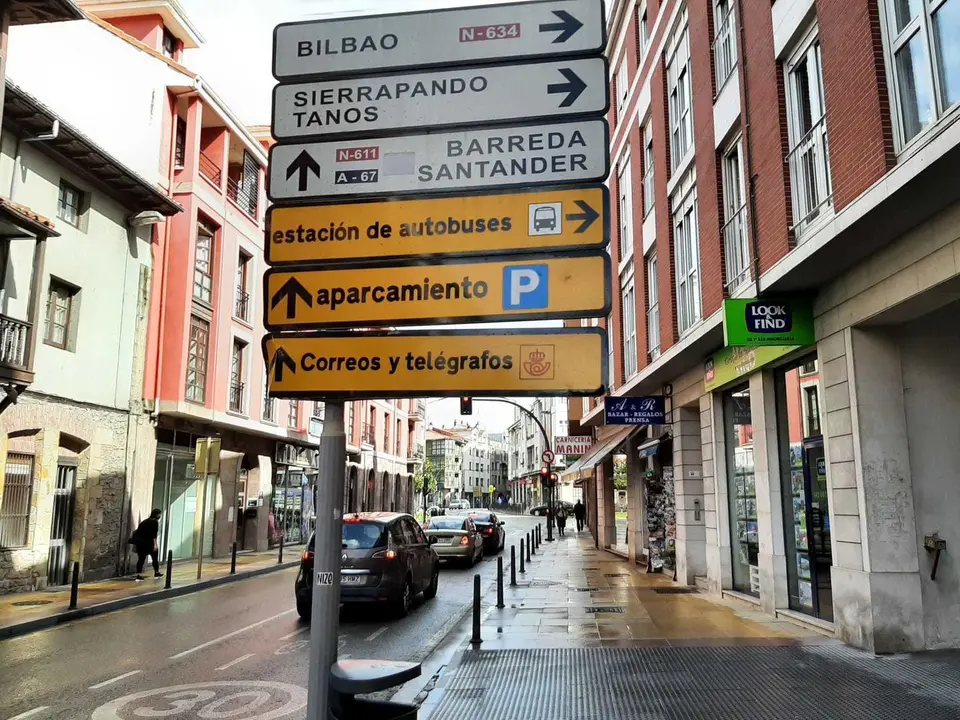 Vista de un cartel situado en Joaqu&iacute;n Cay&oacute;n, Torrelavega. / S. D&iacute;az