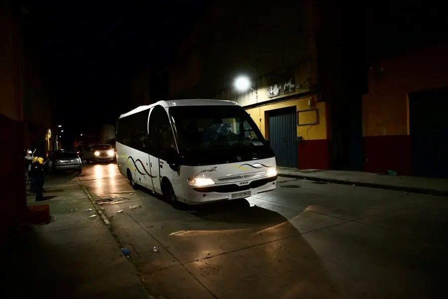 Archivo - Imagen de archivo del pasado mes de mayo cuando minibuses trasladaron a varios menores al albergue provisional de Piniers, en Ceuta (Espa&ntilde;a)