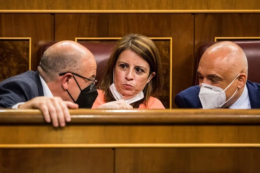 La portavoz del PSOE en el Congreso Adriana Lastra (c) durante una sesi&oacute;n plenaria en el Congreso de los Diputados, a 8 de junio de 2021, en Madrid, (Espa&ntilde;a). El Pleno de hoy, que tiene lugar en medio de las cr&iacute;ticas al Gobierno para llevar a cabo los ind