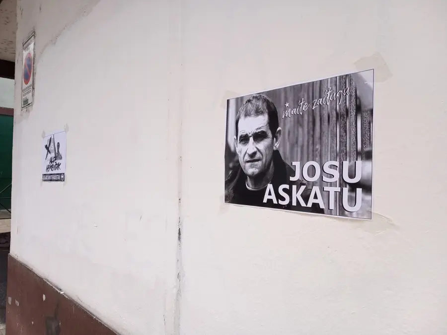 Archivo - Cartel de apoyo a Josu Ternera en su pueblo natal, Ugao-Miraballes (Vizcaya)