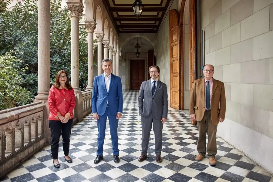 Archivo - Susana Puig (directora de la C&aacute;tedra UB-ISDIN LIVE YOUNG), Juan Naya (ceo de ISDIN), Joan Gu&agrave;rdia (rector de la UB) y Antoni Trilla (decano de la Facultat de Medicina de la UB)