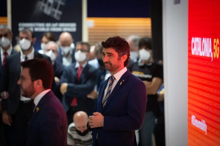 El vicepresident del Govern de la Generalitat de Catalu&ntilde;a, Jordi Puigner&oacute; (d), durante su visita al stand de Catalu&ntilde;a en la primera jornada de la XIV edici&oacute;n del Mobile World Congress (MWC 2021) en el recinto Gran Via de Fira de Barcelona, en L'Hospitalet