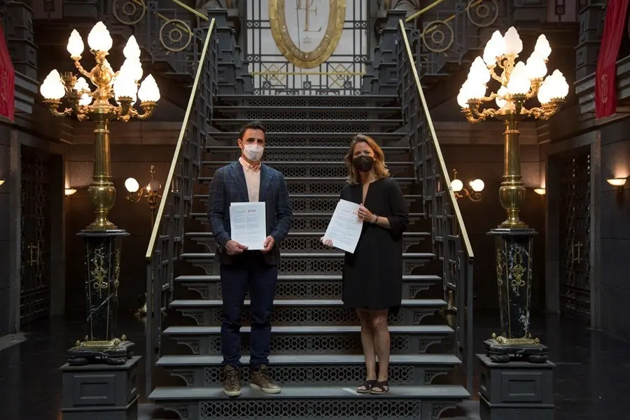 Diego &Aacute;valos y Mar&iacute;a Casado en el decorado de La Casa de Papel en el centro de producci&oacute;n de Nexflix.