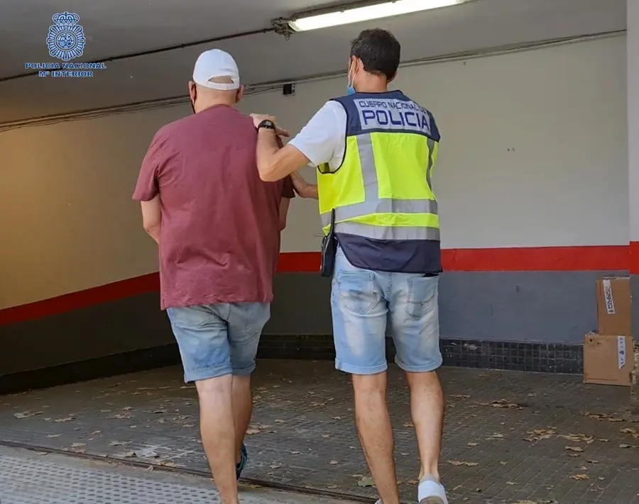 El detenido, junto a un agente de la Polic&iacute;a Nacional.