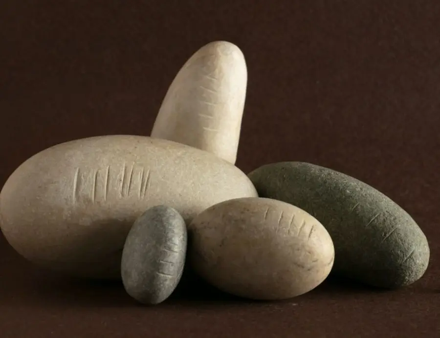 Las pesas de piedra con marcas de peso de la Edad del Bronce indican el asentamiento de Arslantepe (Malatya, Turqu&iacute;a).