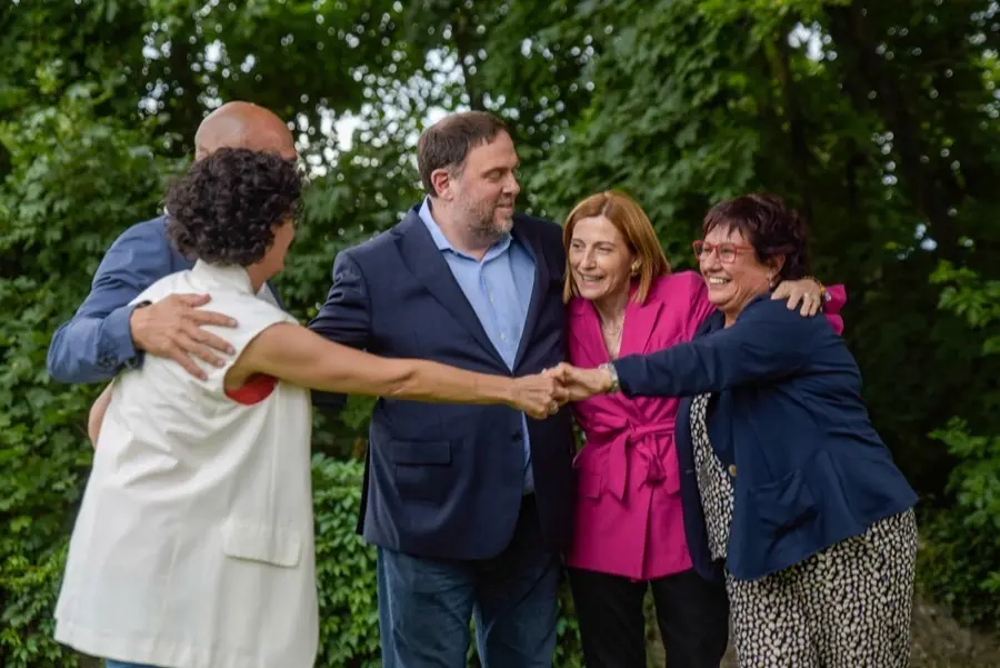 El l&iacute;der de ERC, Oriol Junqueras, la expresidenta del Parlament Carme Forcadell y los exconsellers Ra&uuml;l Romeva y Dolors Bassa se reencuentran con la secretaria general del partido, Marta Rovira, en Gineza (Suiza)